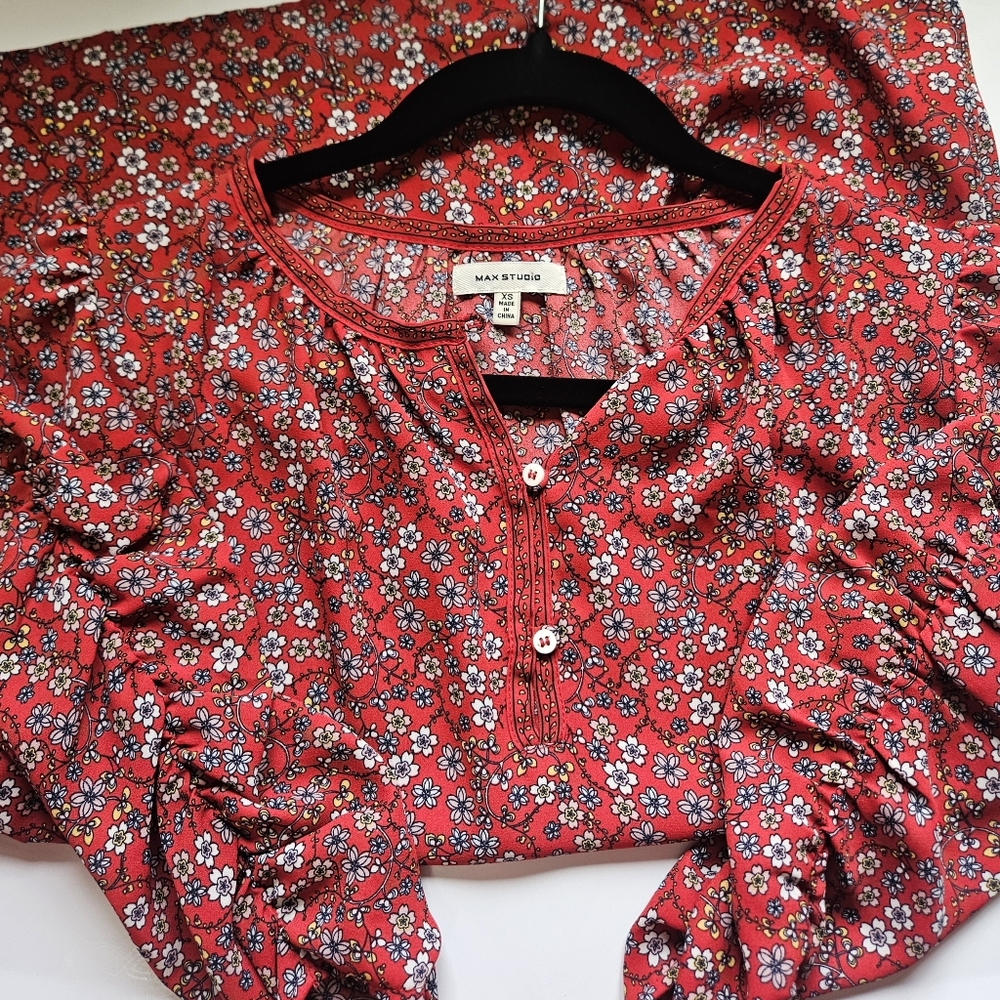 Floral Red Ruched Sleeves Top - Picture 5 of 5